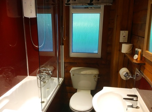 Pucks Glen Lodges - Bathroom